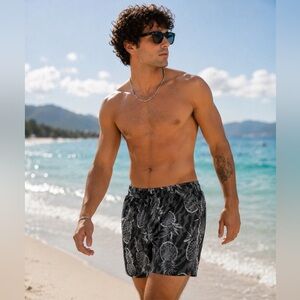 Chubbies Men's Black Pineapple Print Swim Shorts Large 7” Inseam Built-in Liner